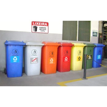 Conserve limpo este local depositando o lixo em sacos plásticos na lixeira, deixando fora apenas garrafas,latas,caixas de papelão,etc.